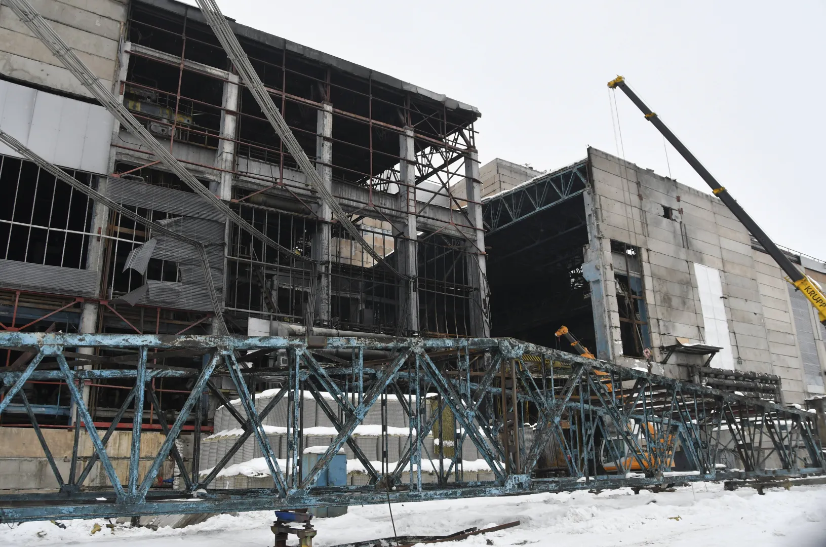 Українські енергетики намагаються полагодити енергооб'єкт після російського удару. Січень 2026 р. Fot. PAP/EPA/STRINGER