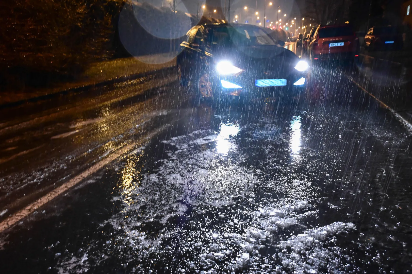 Trudne warunki drogowe spowodowane marznącym deszczem i gołoledzią, fot. PAP/Marcin Bielecki