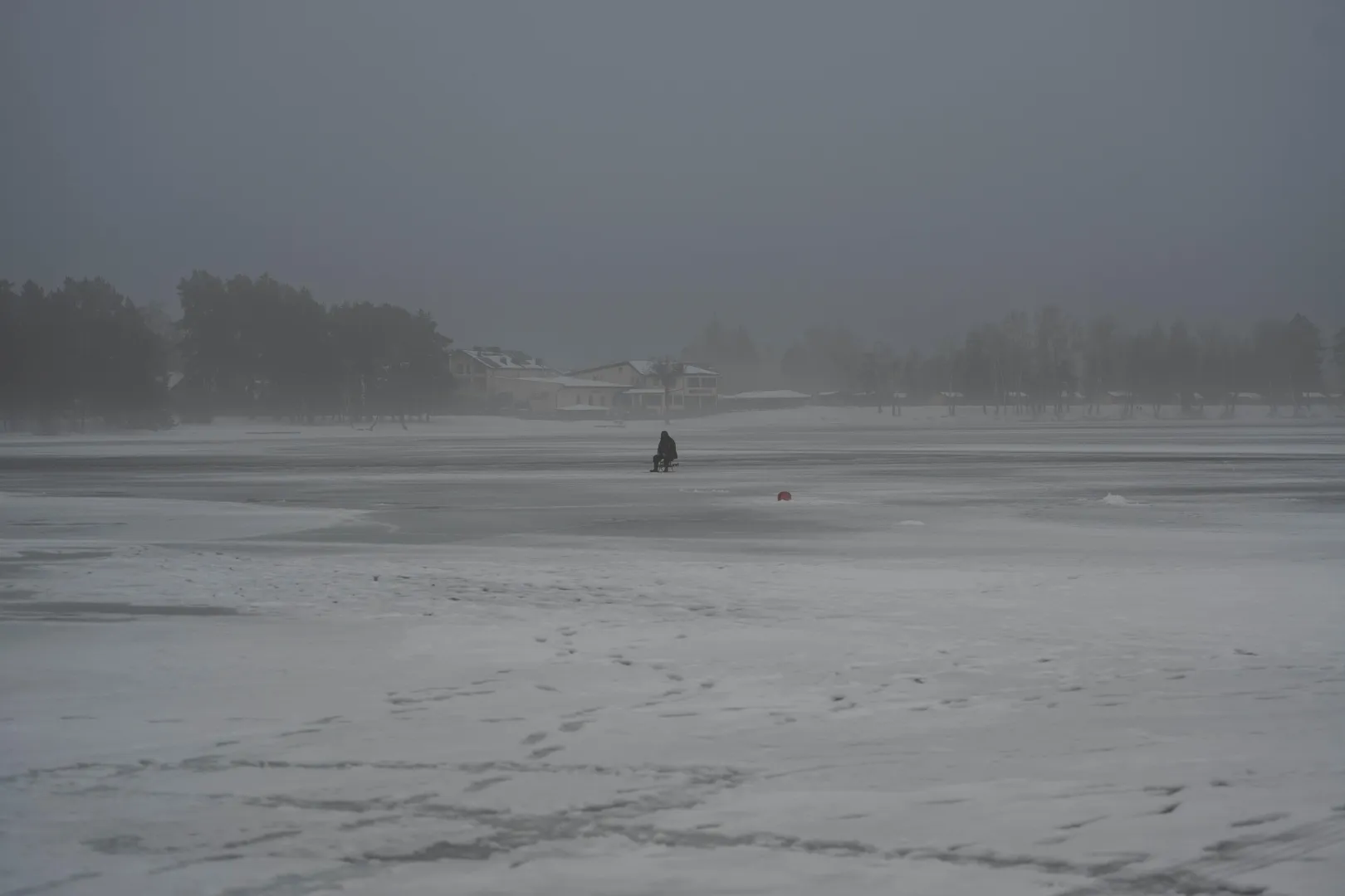 Zamarznięte jezioro Białe Fot. PAP/Wojtek Jargiło