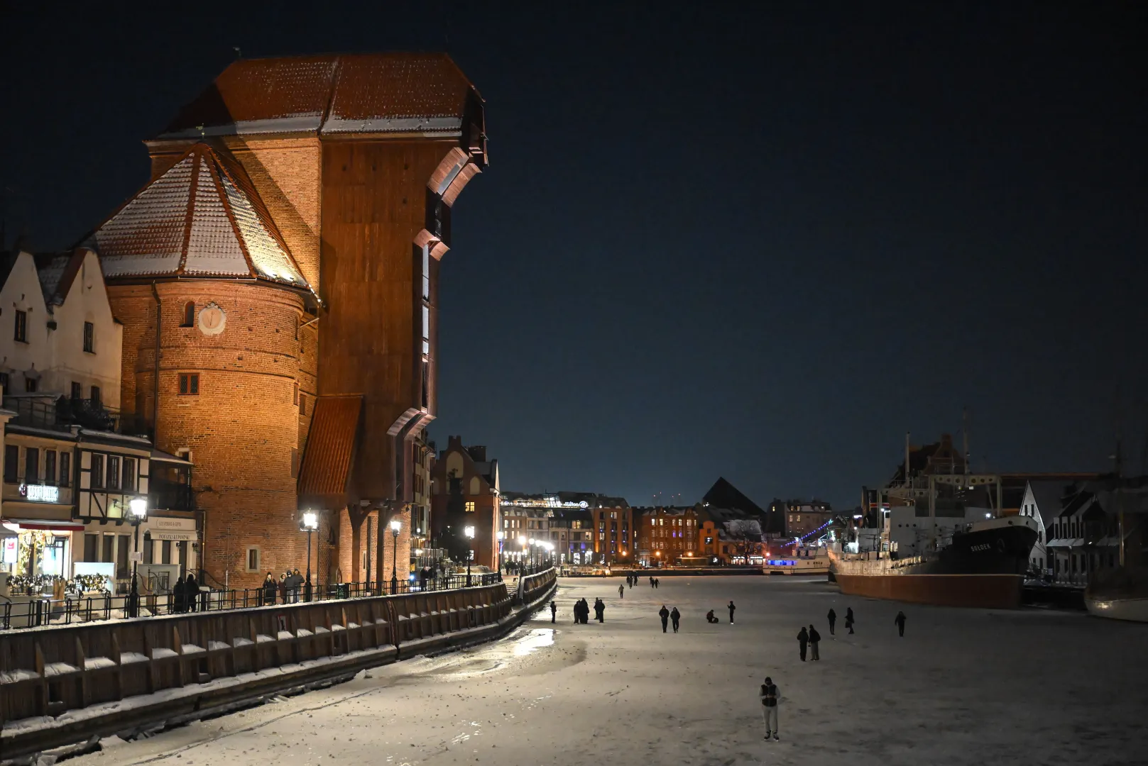 Закута в лід гданська річка Мотлава перетворилася на ковзанку внаслідок тривалого утримання низьких температур. Fot. PAP/