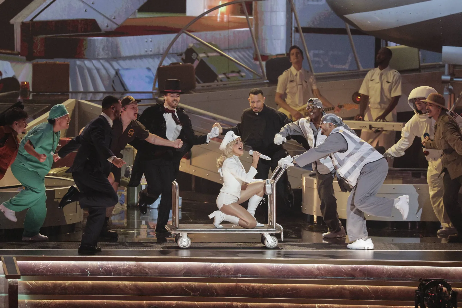 Sabrina Carpenter na na gali Grammy. Fot. PAP/EPA/CHRIS TORRES