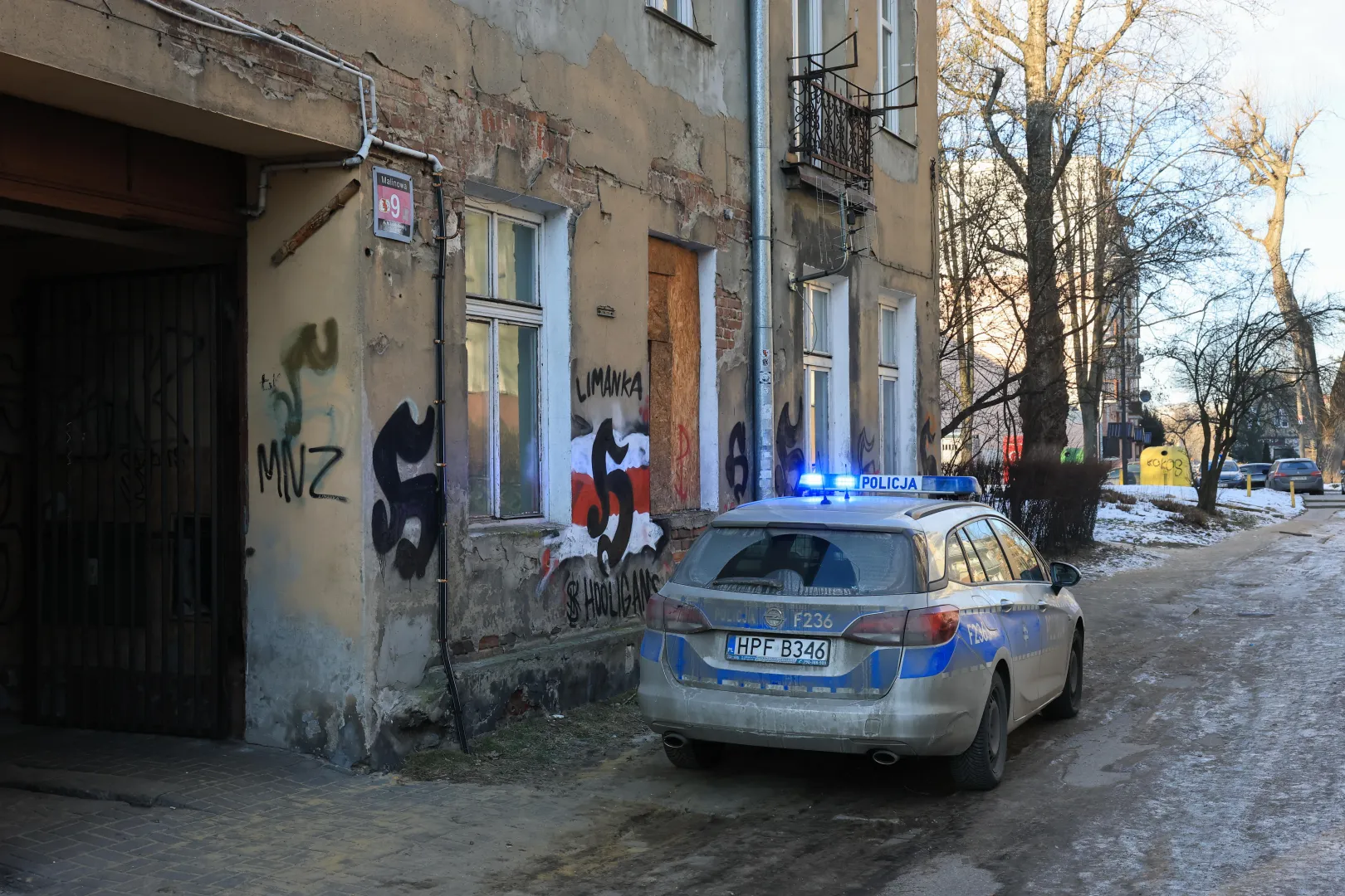 Policja pod kamienicą przy ul. Malinowej w Łodzi Fot. PAP/Zubrzycki Marian