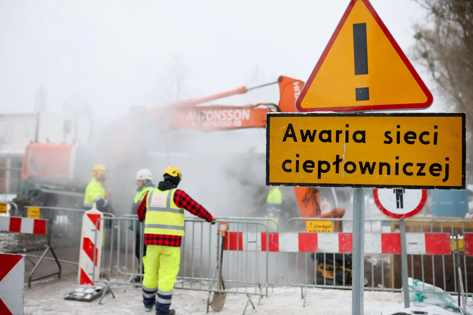 Miejsce awarii sieci ciepłowniczej na warszawskich Włochach, fot. PAP/Leszek Szymański 