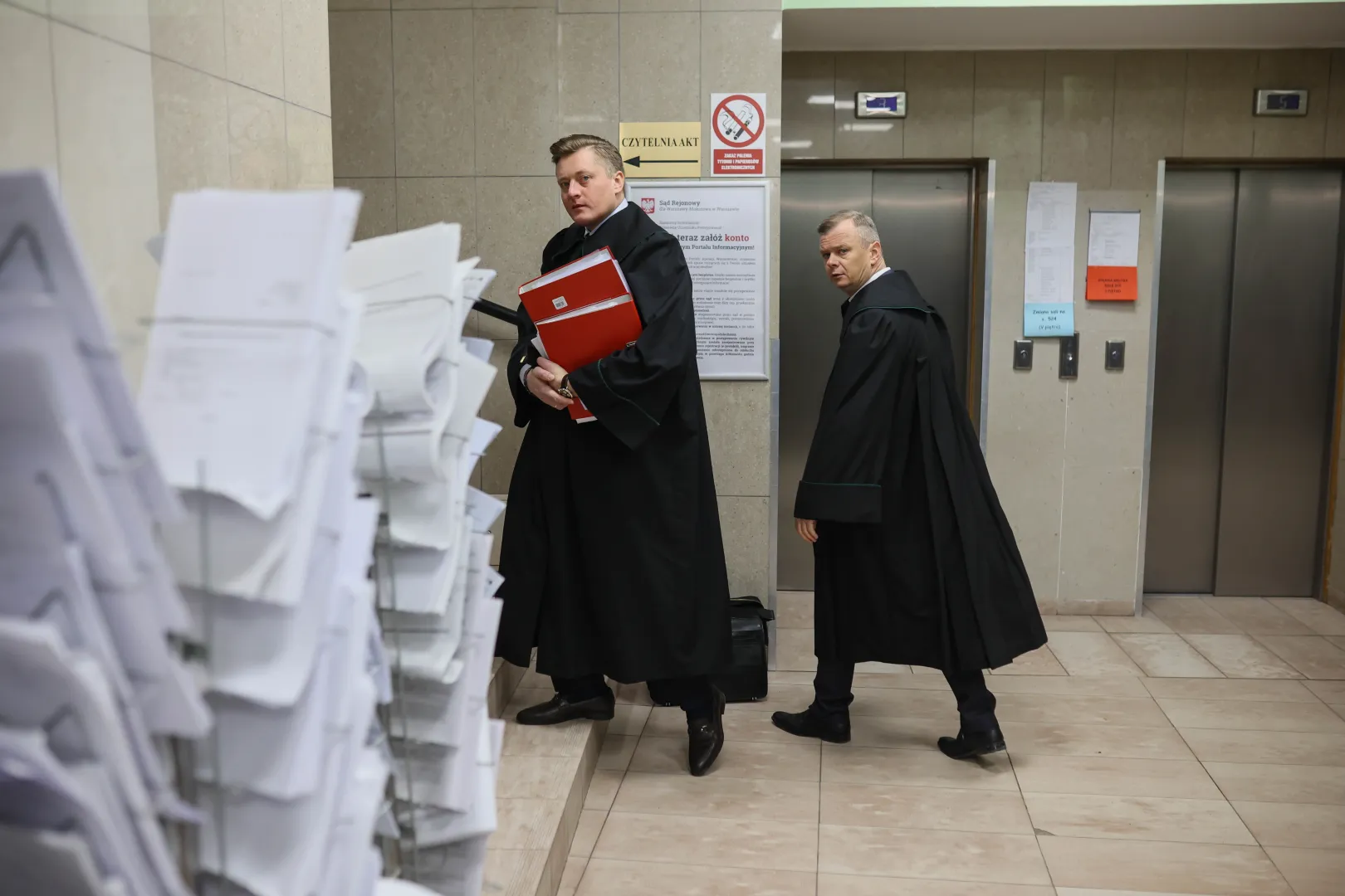 mec. Bartosz Lewandowski, obrońca Zbigniewa Ziobry. Fot. PAP/Leszek Szymański