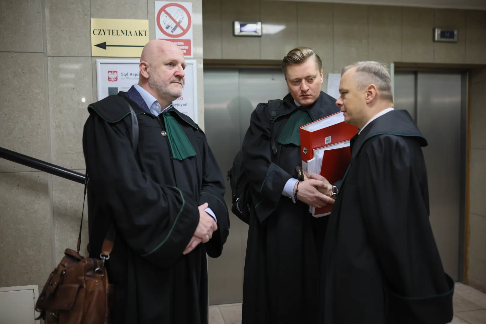 Obrońcy Zbigniewa Ziobry Bartosz Lewandowski (C) i Adam Gomoła (L) na korytarzu Sądu Rejonowego dla Warszawy-Mokotowa Fot. PAP/Leszek Szymański