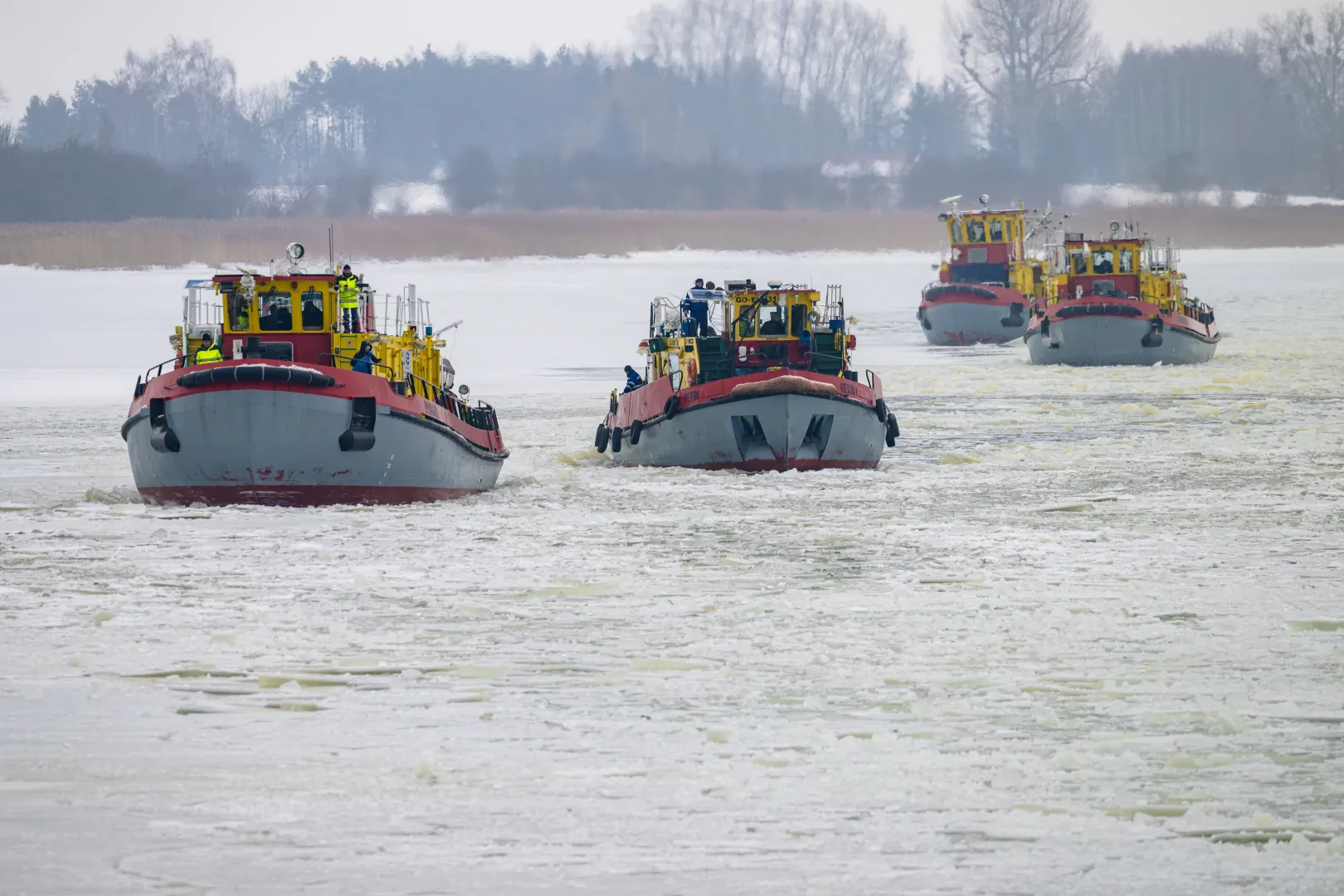 Lodołamacze na Wiśle. Fot. PAP/Marcin Gadomski
