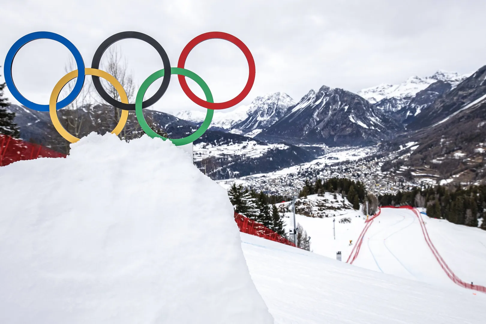 Koła olimpijskie w Bormio, fot. PAP/EPA/KEYSTONE/MICHAEL BUHOLZER