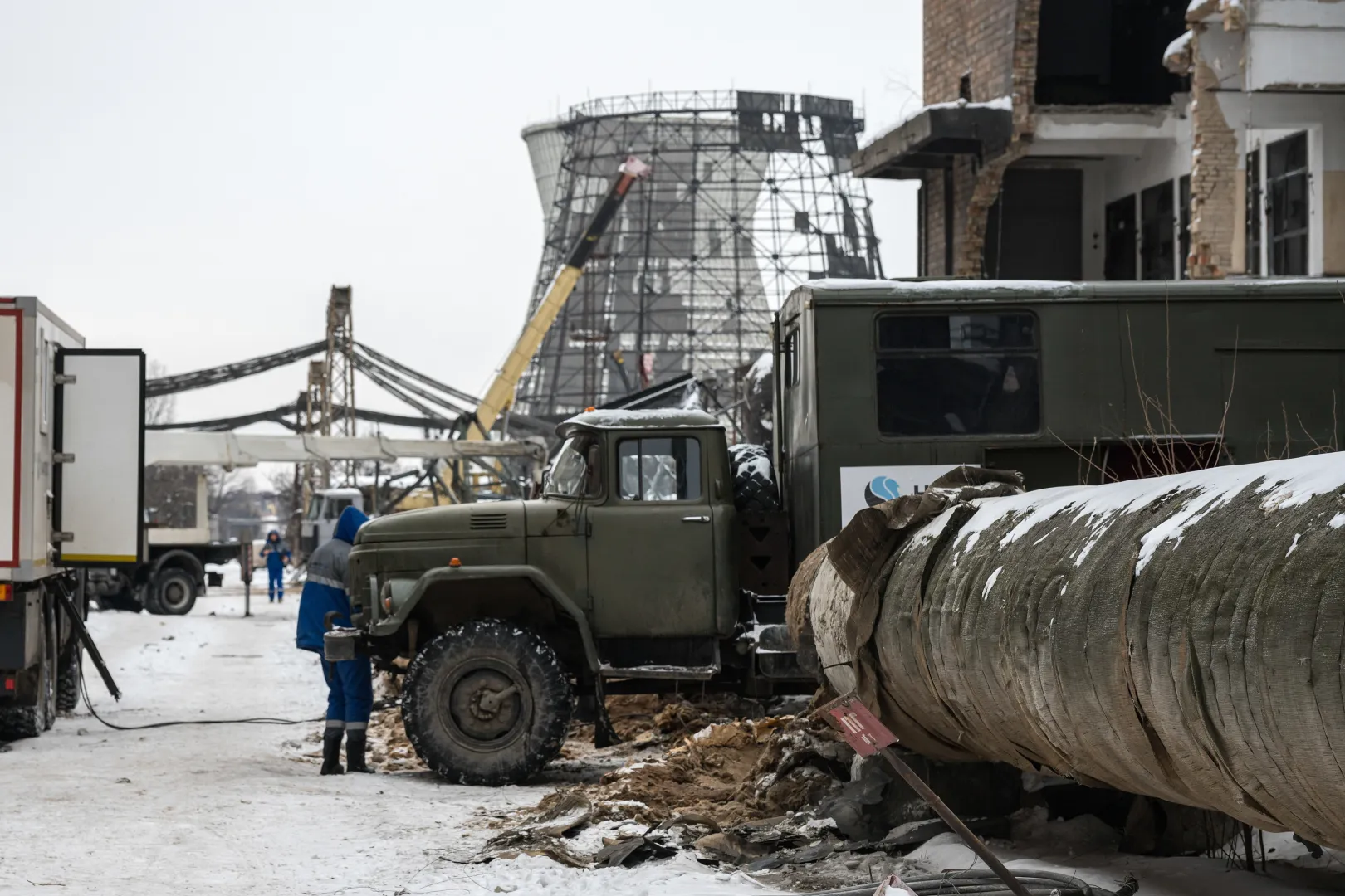 Zniszczenia na terenie Elektrociepłowni Darnycia w Kijowie Fot. PAP/Vladyslav Musiienko