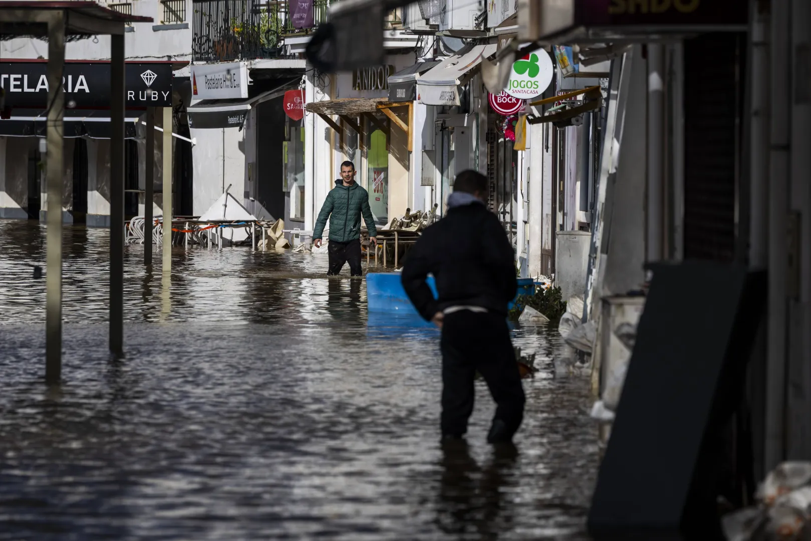 Ulice miasta Alcacer do Sal w Portugalii. Fot. PAP/EPA/JOSE SENA GOULAO 
