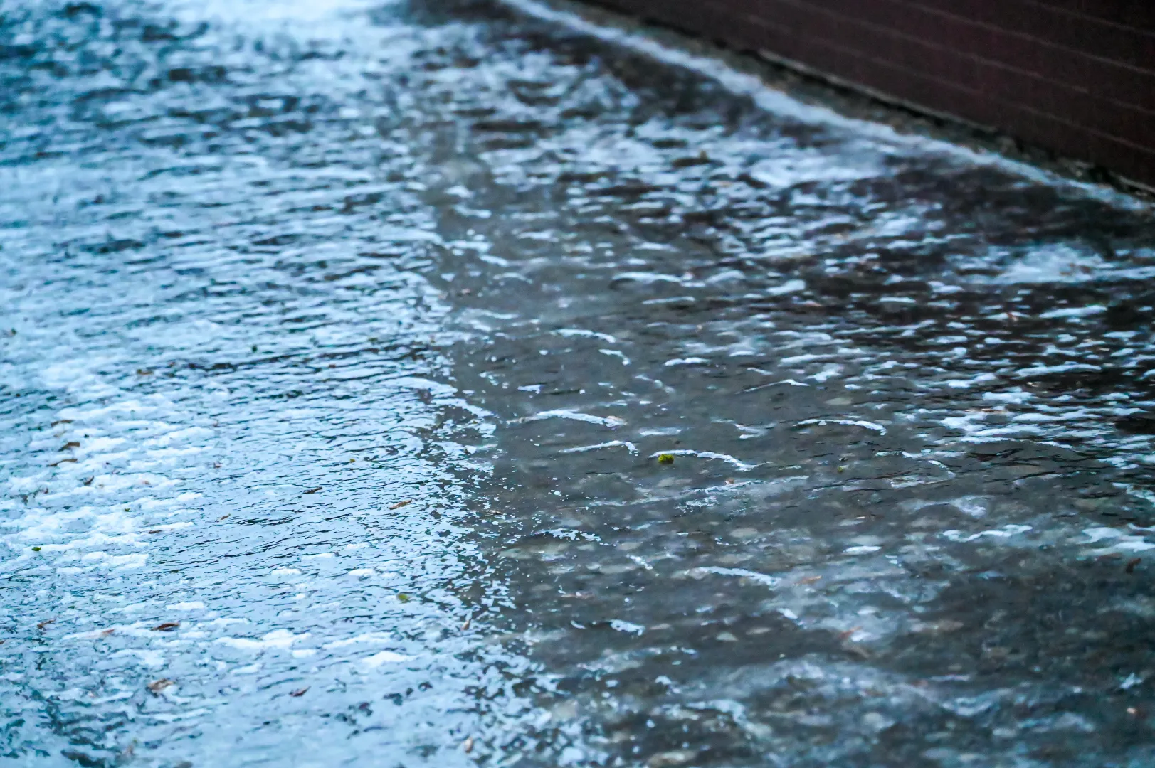 Oblodzone chodniki i ulice. Fot. PAP/Marcin Bielecki