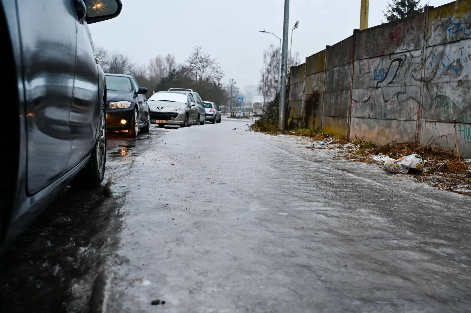 Oblodzone chodniki i ulice. Fot. PAP/Marcin Bielecki