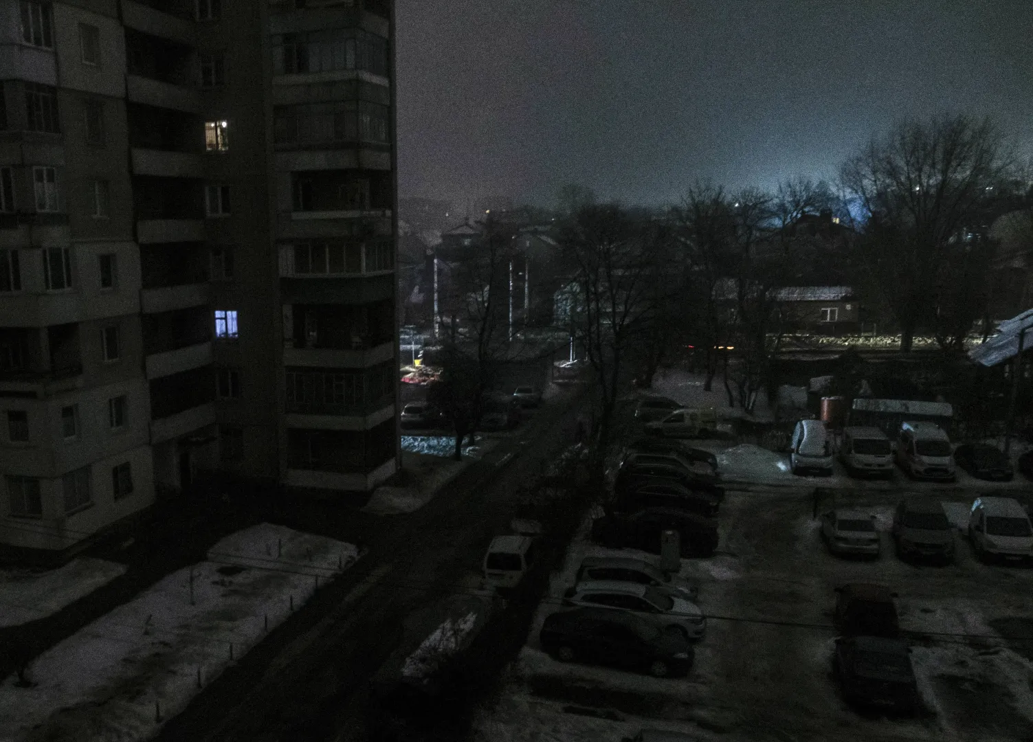 Lwów podczas przerwy w dostawie prądu. Fot. PAP/EPA/MYKOLA TYS