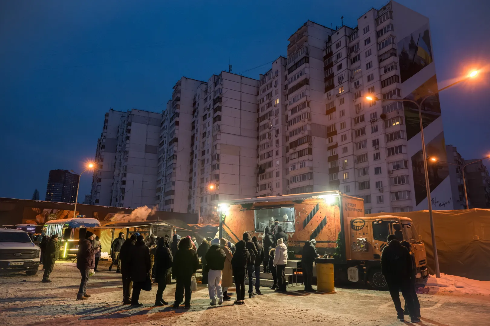 Ciepłe posiłki dla mieszkańców Kijowa Fot. PAP/Vladyslav Musiienko