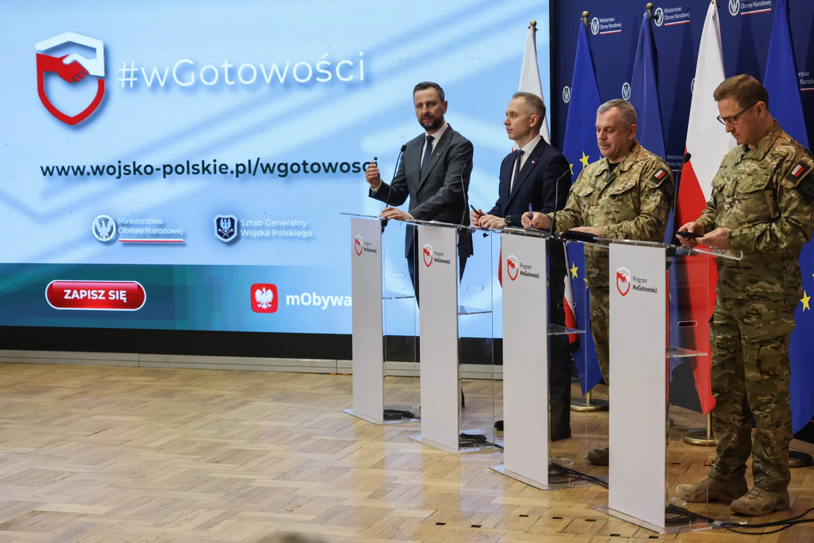 Wicepremier, minister obrony narodowej Władysław Kosiniak-Kamysz, sekretarz stanu w MON Cezary Tomczyk, szef SG WP generał Wiesław Kukuła oraz dowódca DK WOC gen. dyw. Karol Molenda. Fot. PAP/Albert Zawada