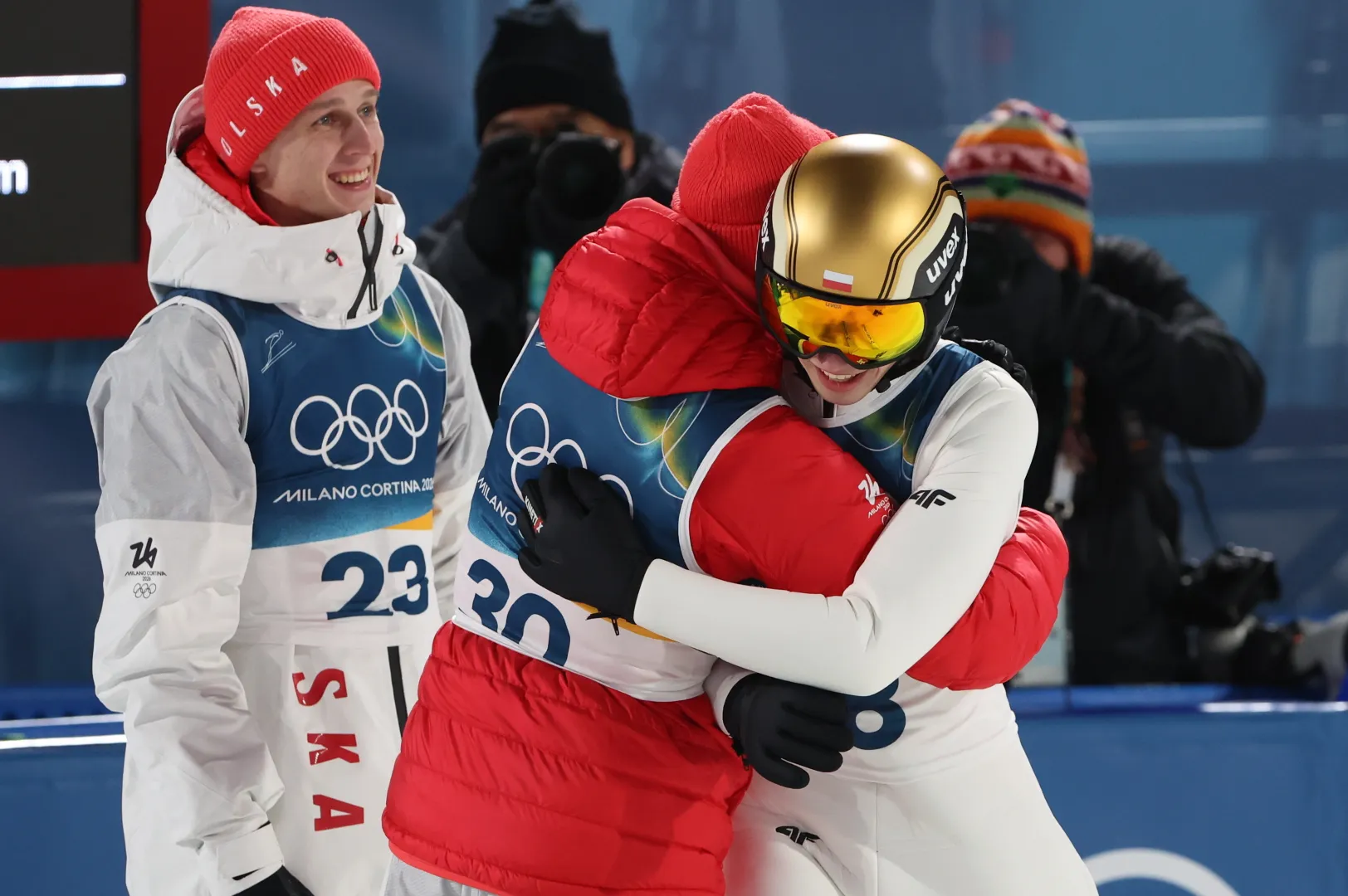 Polacy (od lewej): Paweł Wąsek, Kamil Stoch i Kacper Tomasiak, cieszą się podczas konkursu skoków narciarskich na skoczni normalnej w Predazzo, fot. PAP/Grzegorz Momot