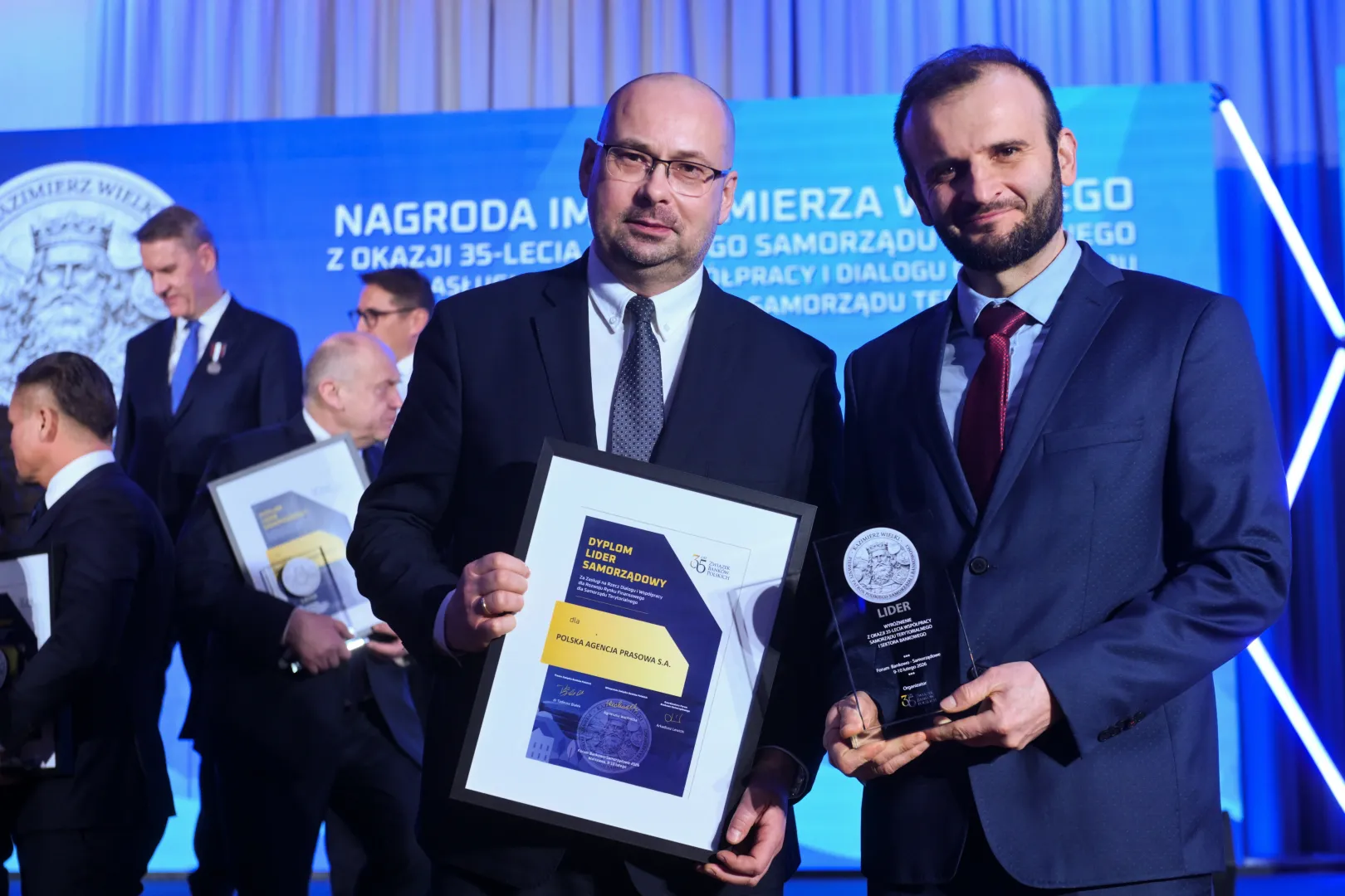 Prezes PAP Marek Błoński (C) i redaktor Serwisu Samorządowego PAP Marcin Przybylski (P) odbierają Nagrodę Kazimierza Wielkiego dla Polskiej Agencji Prasowej - Serwisu Samorządowego, fot. PAP/Piotr Nowak