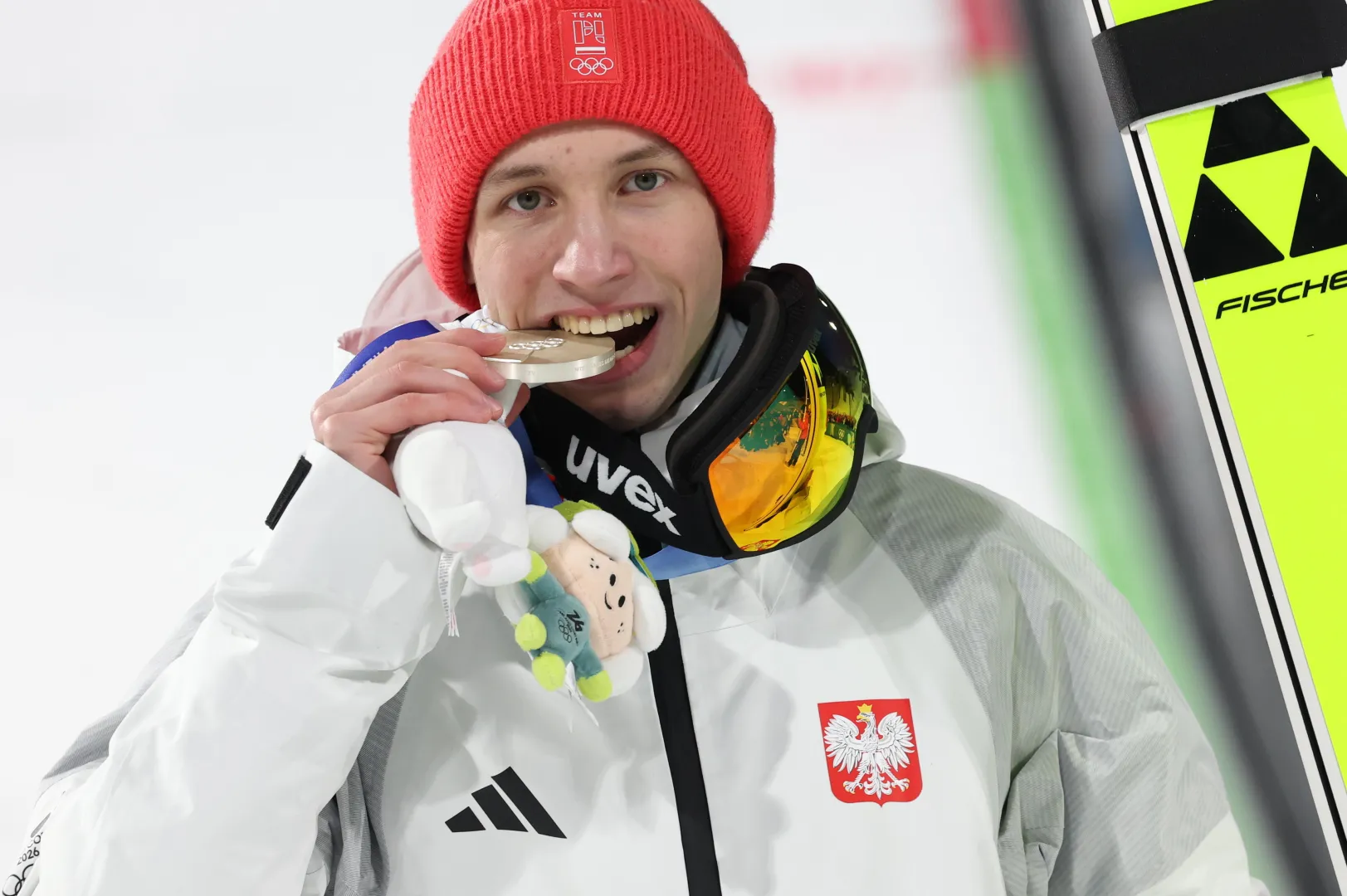  Kacper Tomasiak na podium po zdobyciu srebrnego medalu, fot. PAP/Grzegorz Momot