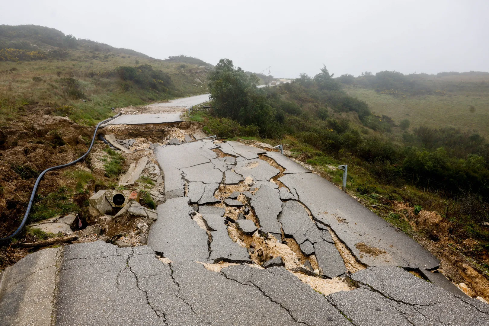 Zniszczona droga w Portugalii Fot. PAP/EPA/ANTONIO PEDRO SANTOS