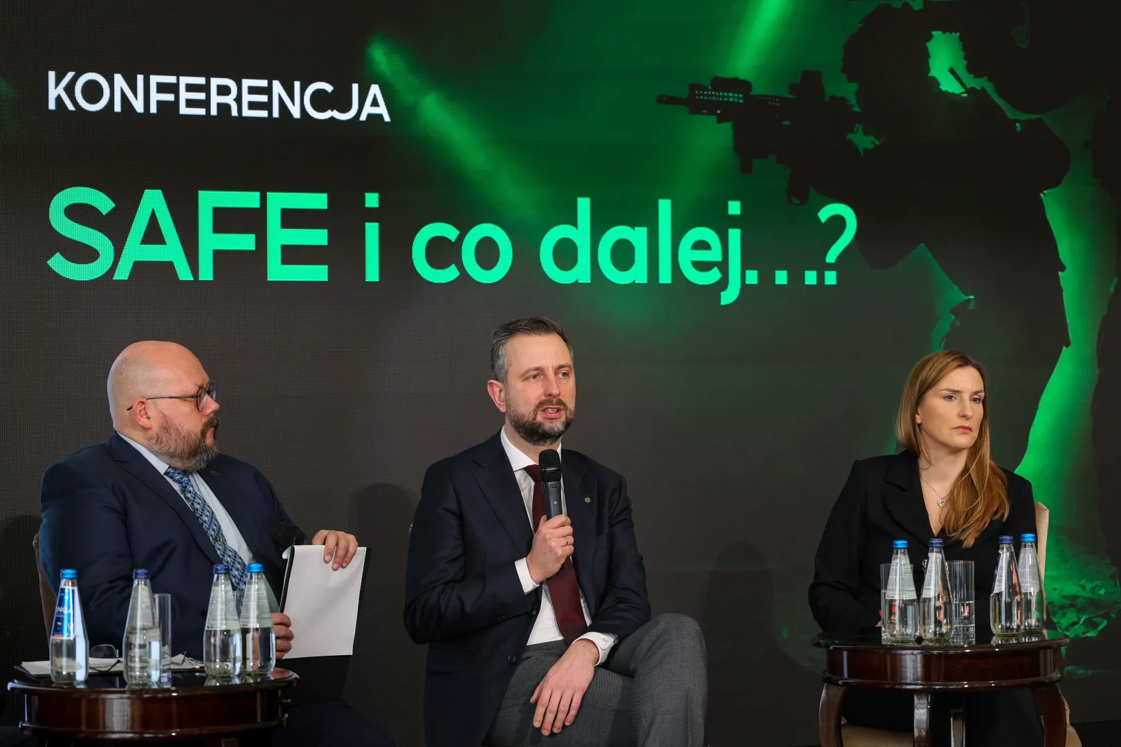 Вице-премьер, министр национальной обороны Владислав Косиняк-Камыш (в центре), журналист Юлиуш Сабак (слева) и уполномоченная правительства по вопросам Инструментов по укреплению безопасности Европы Магдалена Собковяк-Чарнецкая (справа) во время экспертной конференции SAFE в Варшаве. 11 февраля 2026 г. Fot. PAP/Paweł Supernak