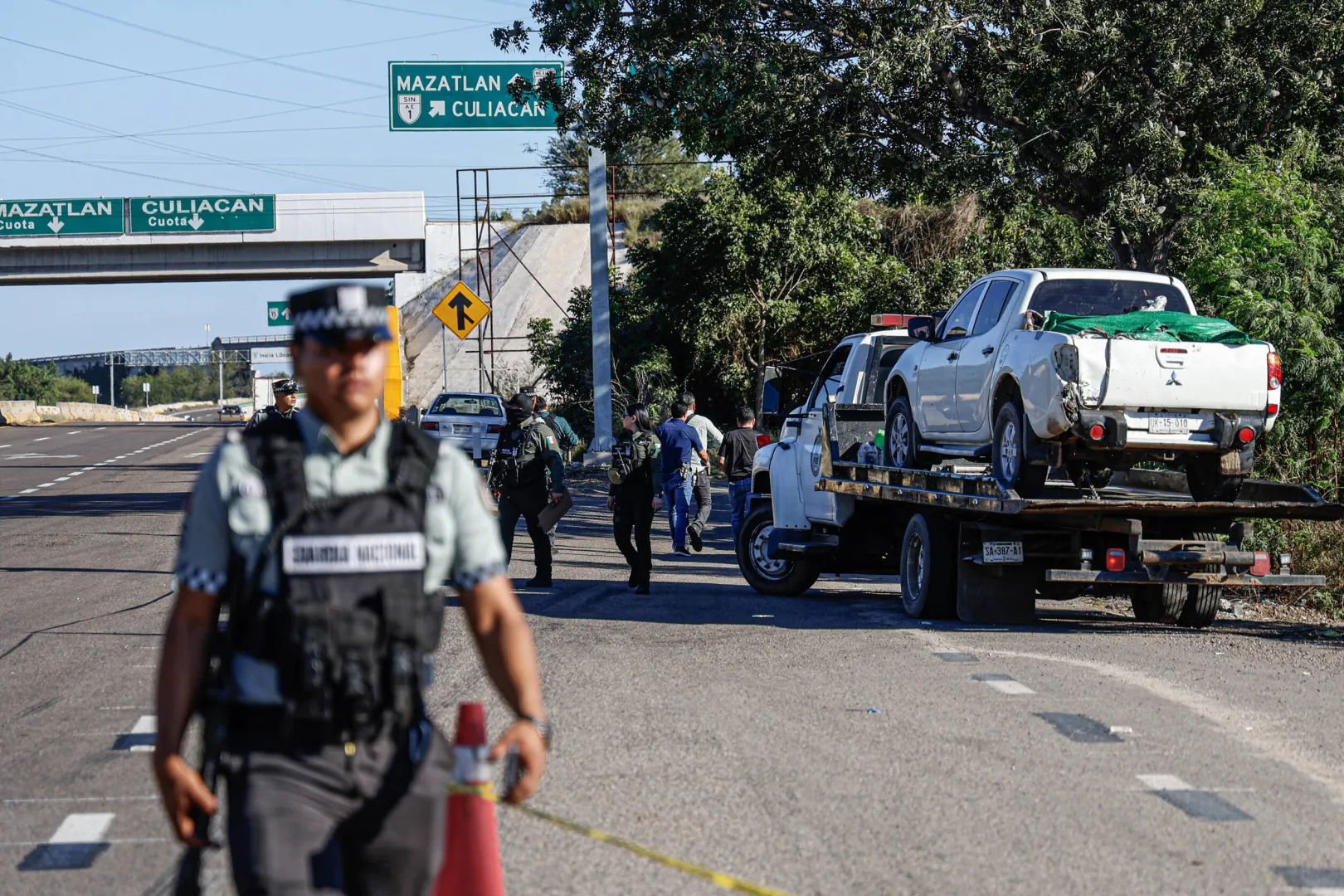 Zwłoki na autostradzie w stanie Sinaloa, w Meksyku. Ofiary zginęły w walce karteli Fot. PAP/EPA/José Betanzos