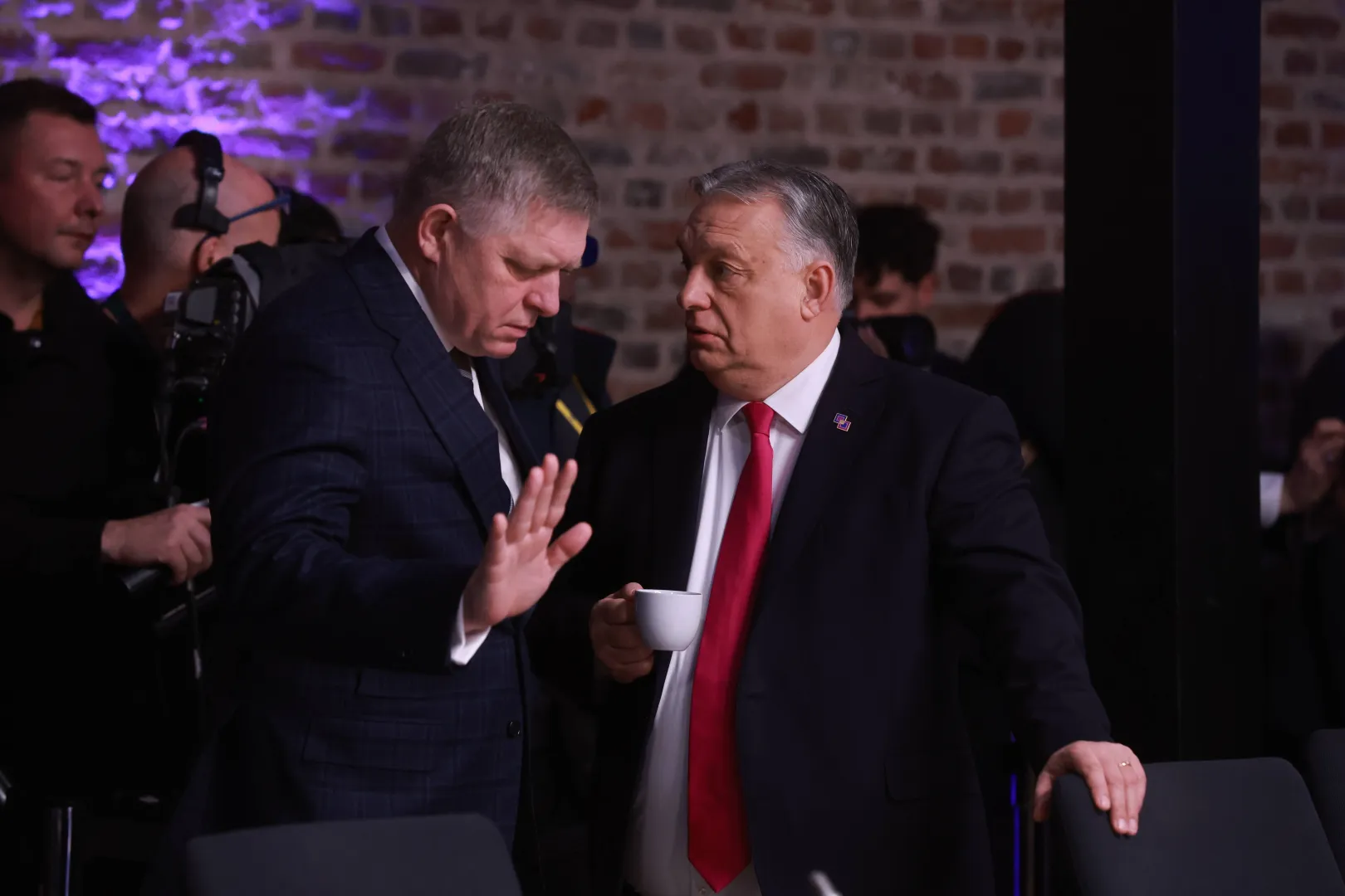 Premier Słowacji Robert Fico i premier Węgier Viktor Orban. Fot. PAP/EPA/OLIVIER HOSLET