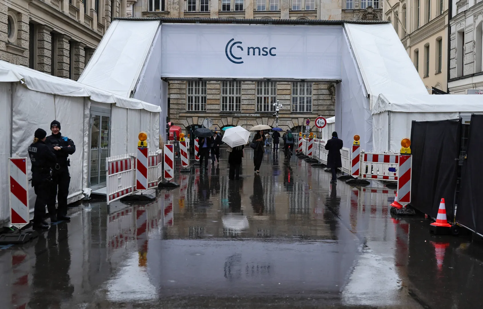 Люди йдеть перед готелем Bayerischer Hof, де відбувається 62-а Мюнхенська конференція з безпеки (MSC). Fot. PAP/EPA/RONALD WITTEK