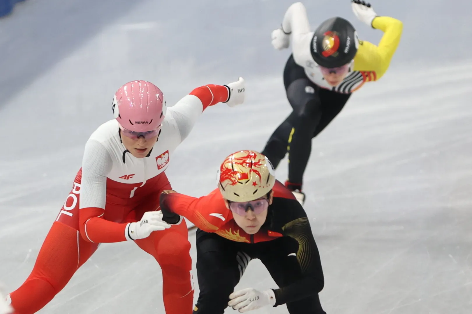 Od prawej: Belgijka Hanne Desmet, Chinka Fan Kexin i Polka Natalia Maliszewska, w biegu ćwierćfinałowym na 500 m w short tracku. Fot. PAP/Grzegorz Momot
