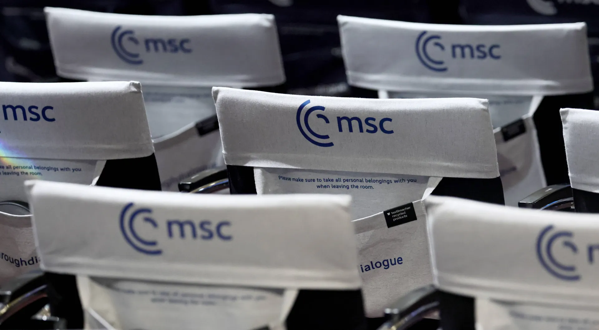 Krzesła przygotowane na Monachijską Konferencję Bezpieczeństwa Fot. PAP/EPA/RONALD WITTEK