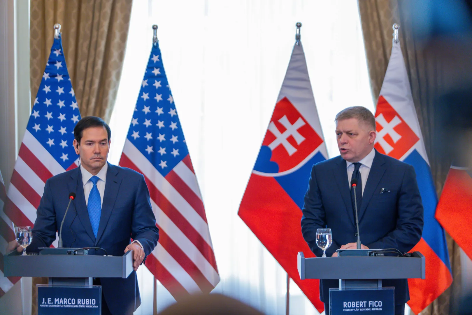 Держсекретар США Марко Рубіо (ліворуч) та прем'єр-міністр Словаччини Роберт Фіцо (праворуч). Fot. PAP/EPA/DOMINIKA KORTVELYESIOVA