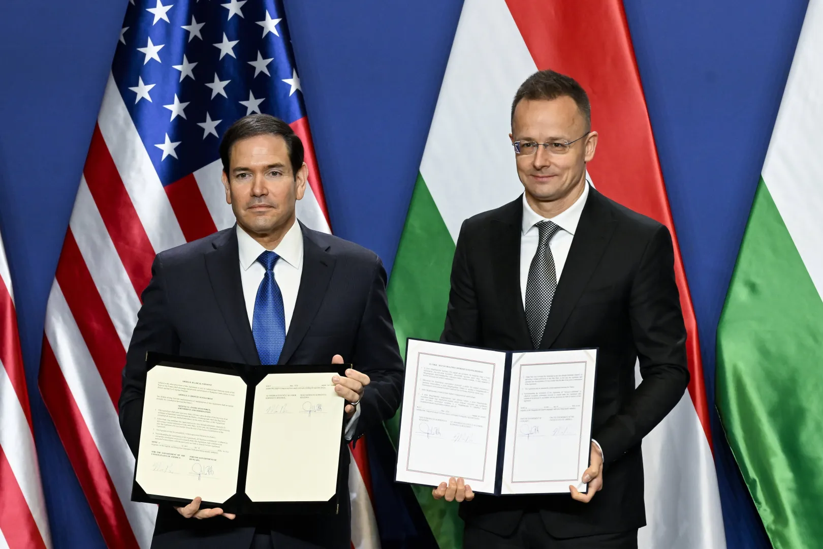 Sekretarz stanu USA Marco Rubio i minister spraw zagranicznych Węgier Peter Szijjarto. Fot. PAP/EPA/ZOLTAN MATHE