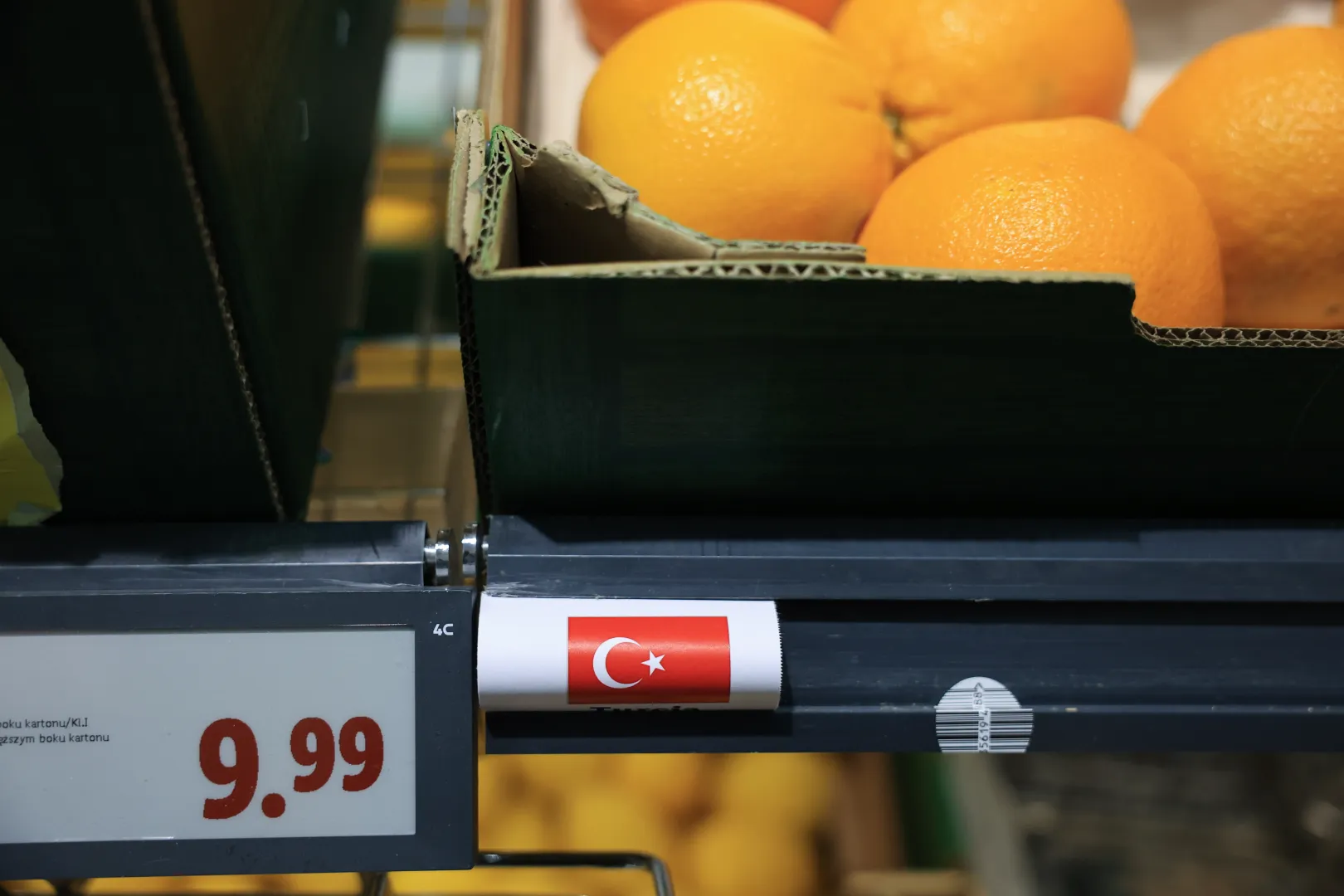 Od 17 lutego obowiązek oznakowania sprzedawanych owoców i warzyw flagami krajów pochodzenia. Fot. PAP/	Marian Zubrzycki