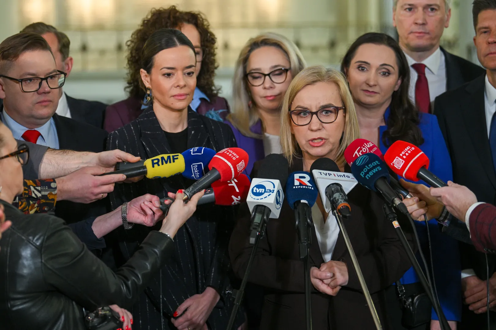 Minister klimatu i środowiska Paulina Hennig-Kloska (4P) oraz politycy Polski 2050: Sławomir Ćwik (L), Aleksandra Leo (2L), Żaneta Cwalina-Śliwowska (3L), Ewa Szymanowska (2P) i Marcin Skonieczka (P) podczas konferencji prasowej w Sejmie. Fot. PAP/Marcin Obara