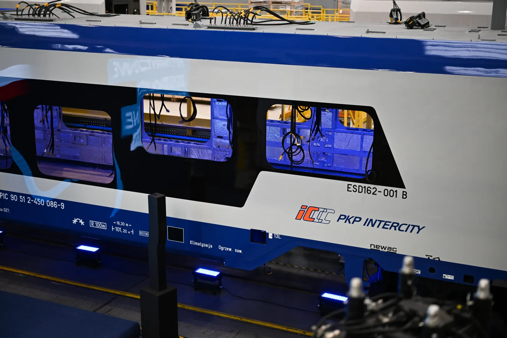 Pojazdy będą jeździły w relacjach krajowych w kategorii InterCity. Fot. PAP/	Darek Delmanowicz