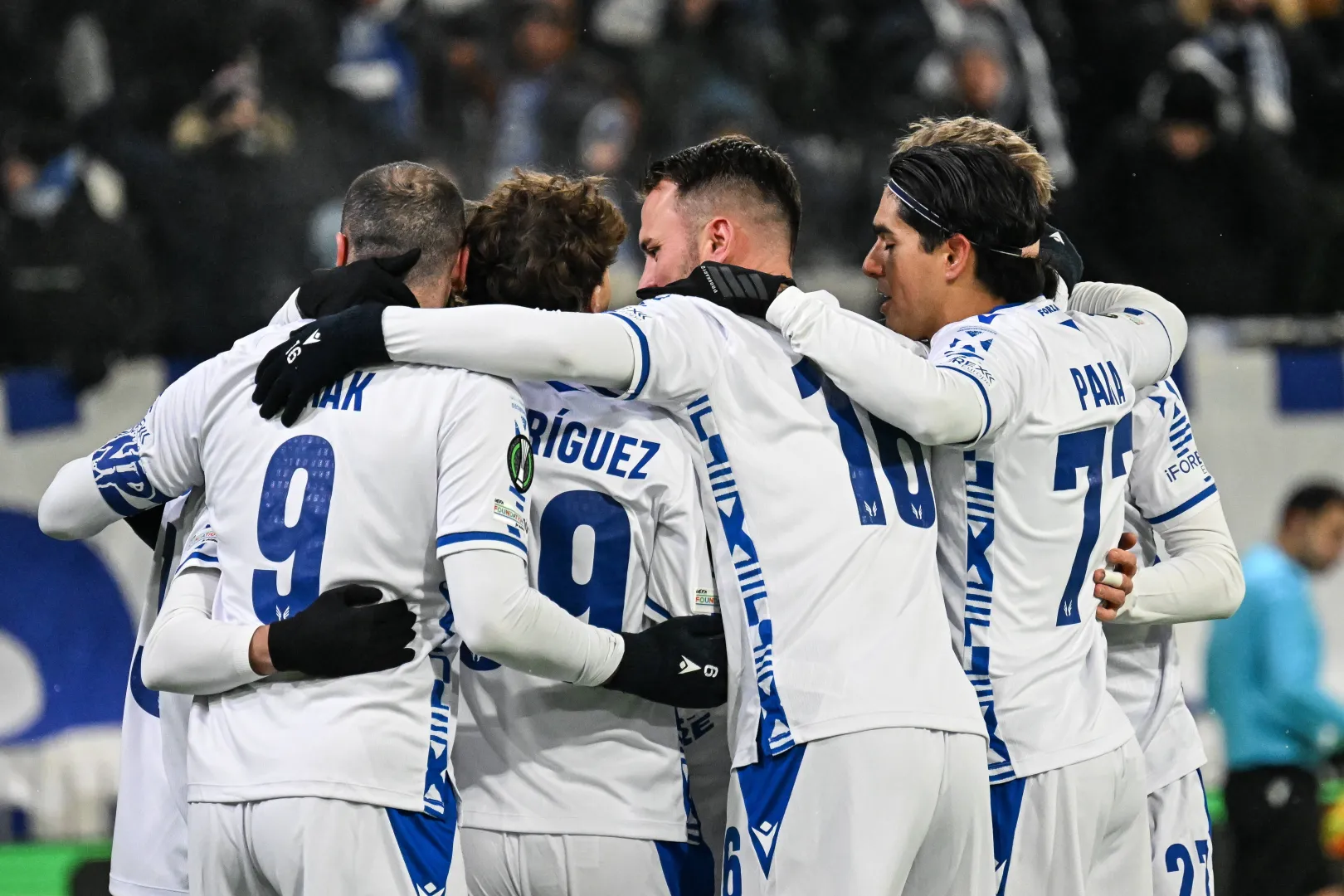 Piłkarze Lecha Poznań celebrujący zdobycie bramki, fot. PAP/EPA/KIMMO BRANDT