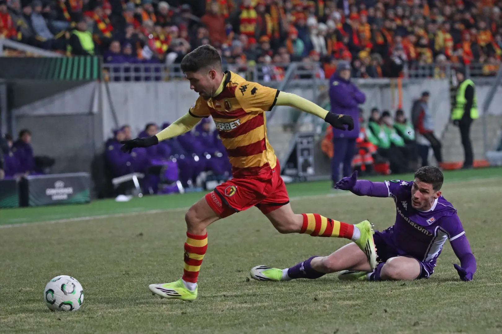  Zawodnik Jagiellonii Białystok Alejandro Pozo i Robin Gosens z ACF Fiorentiny. Fot. PAP/Artur Reszko