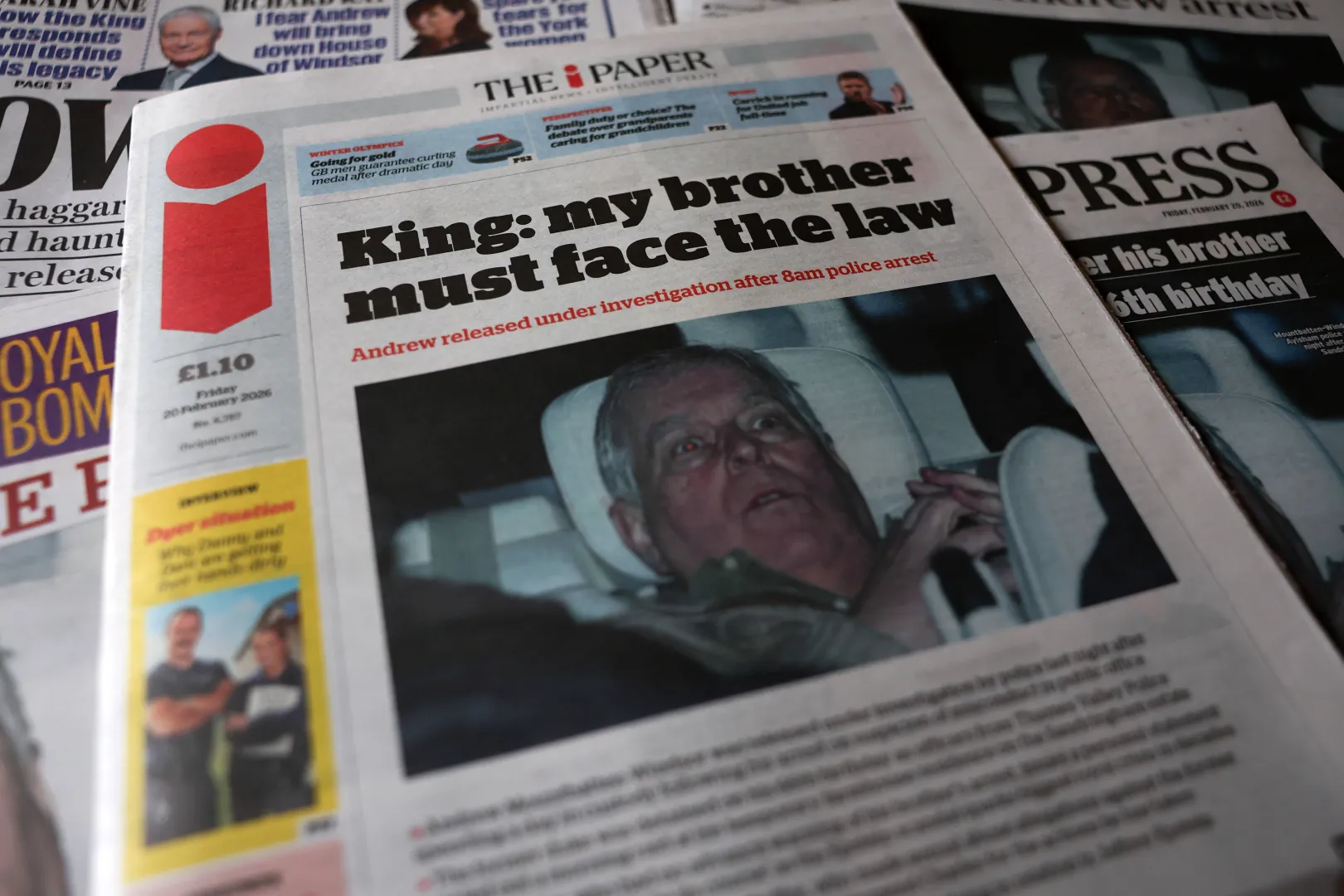 Brytyjskie gazety z artykułami dot. byłego księcia Andrzeja. Fot. PAP/EPA/ADAM VAUGHAN 