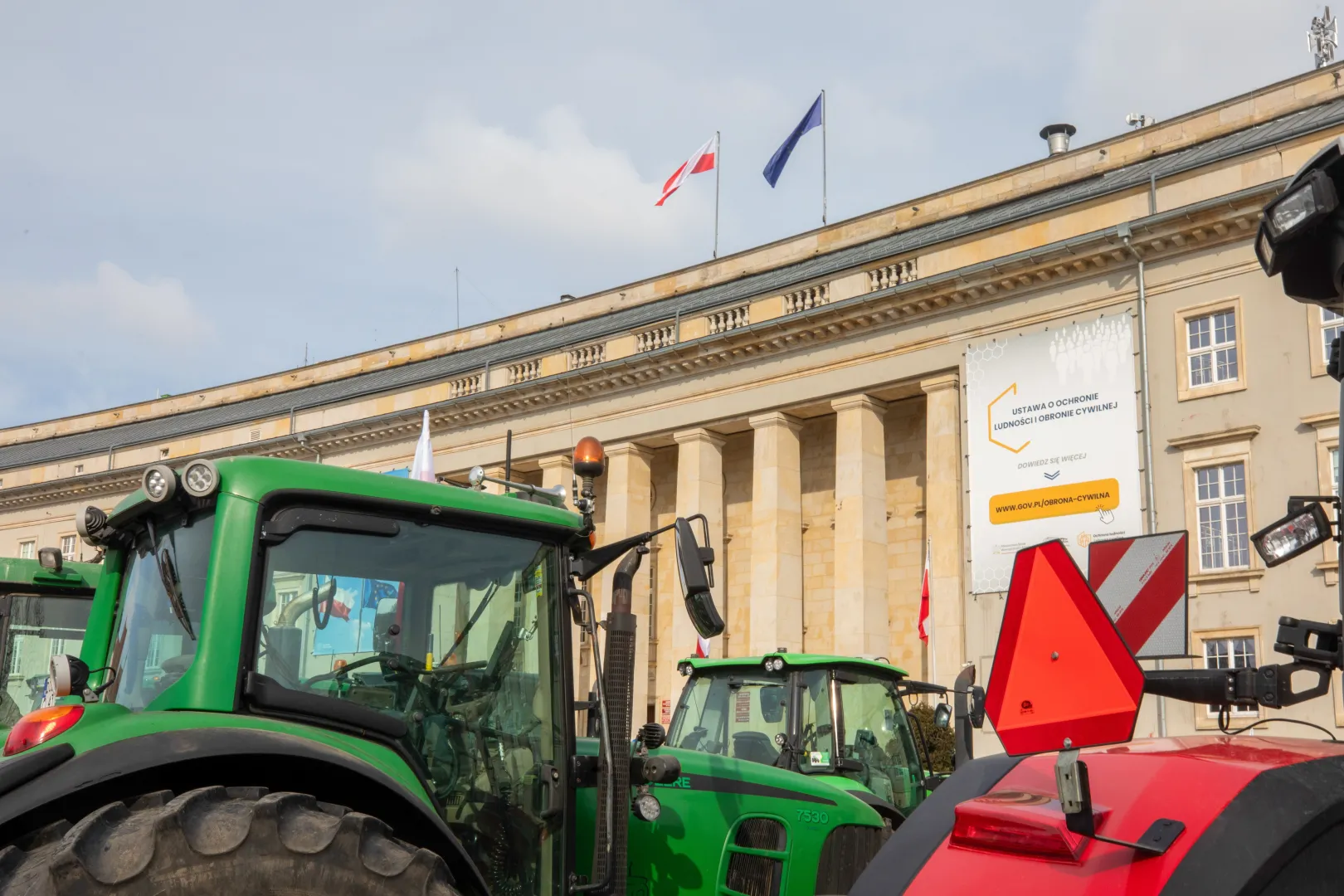  Rolnicy podczas protestu przed Przedstawicielstwem Komisji Europejskiej we Wrocławiu Fot. PAP/Krzysztof Ćwik