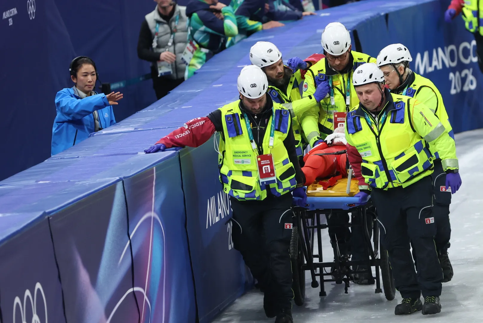  Polka Kamila Sellier opuszcza tor na noszach, po upadku w biegu ćwierćfinałowym na 1500 m w short tracku, fot. PAP/Grzegorz Momot