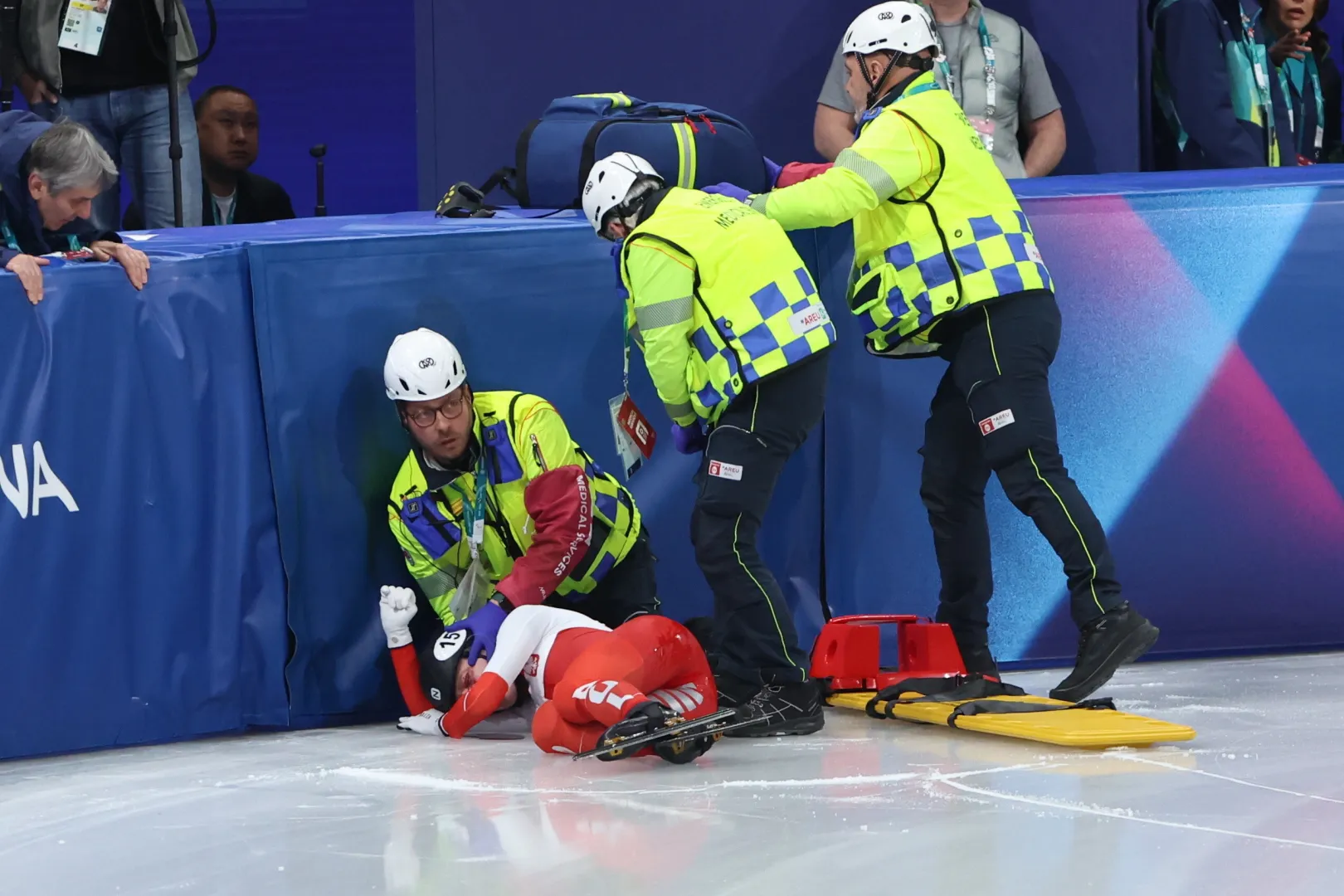 Kamila Sellier leży na torze, po upadku w biegu ćwierćfinałowym na 1500 m w short tracku. Fot. PAP/Grzegorz Momot