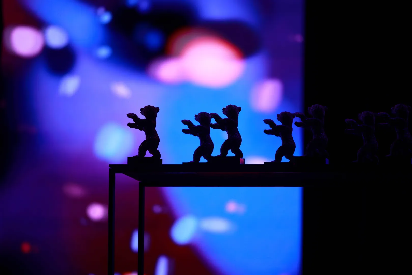 Wręczenie nagród Berlinale Bear podczas ceremonii zamknięcia 76. Międzynarodowego Festiwalu Filmowego w Berlinie. Fot. PAP/EPA/CLEMENS BILAN