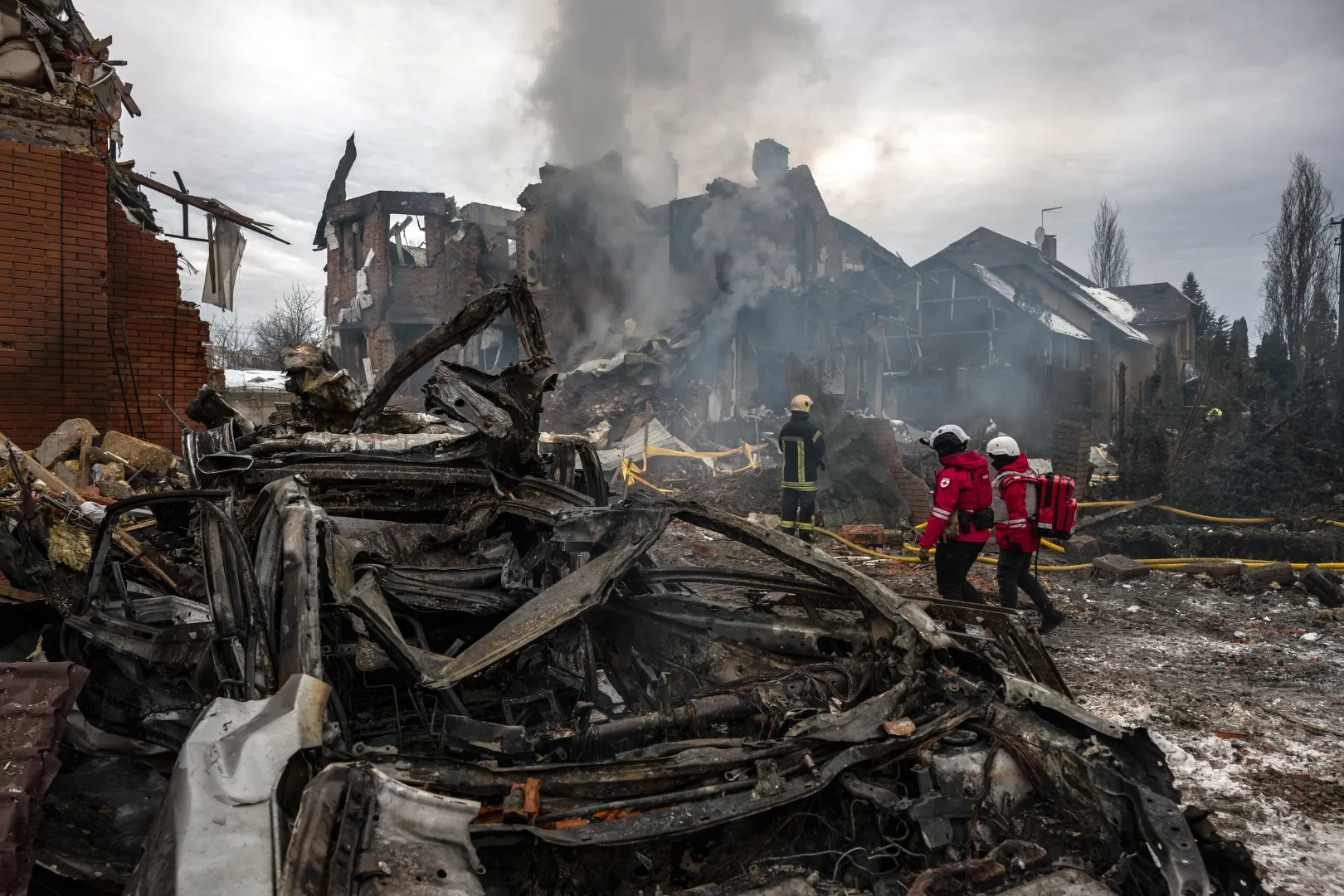 22.02.2026, Zniszczenia po rosyjskim ataku rakietowym na mieszkalną dzielnicę Kijowa, fot. PAP/Vladyslav Musiienko