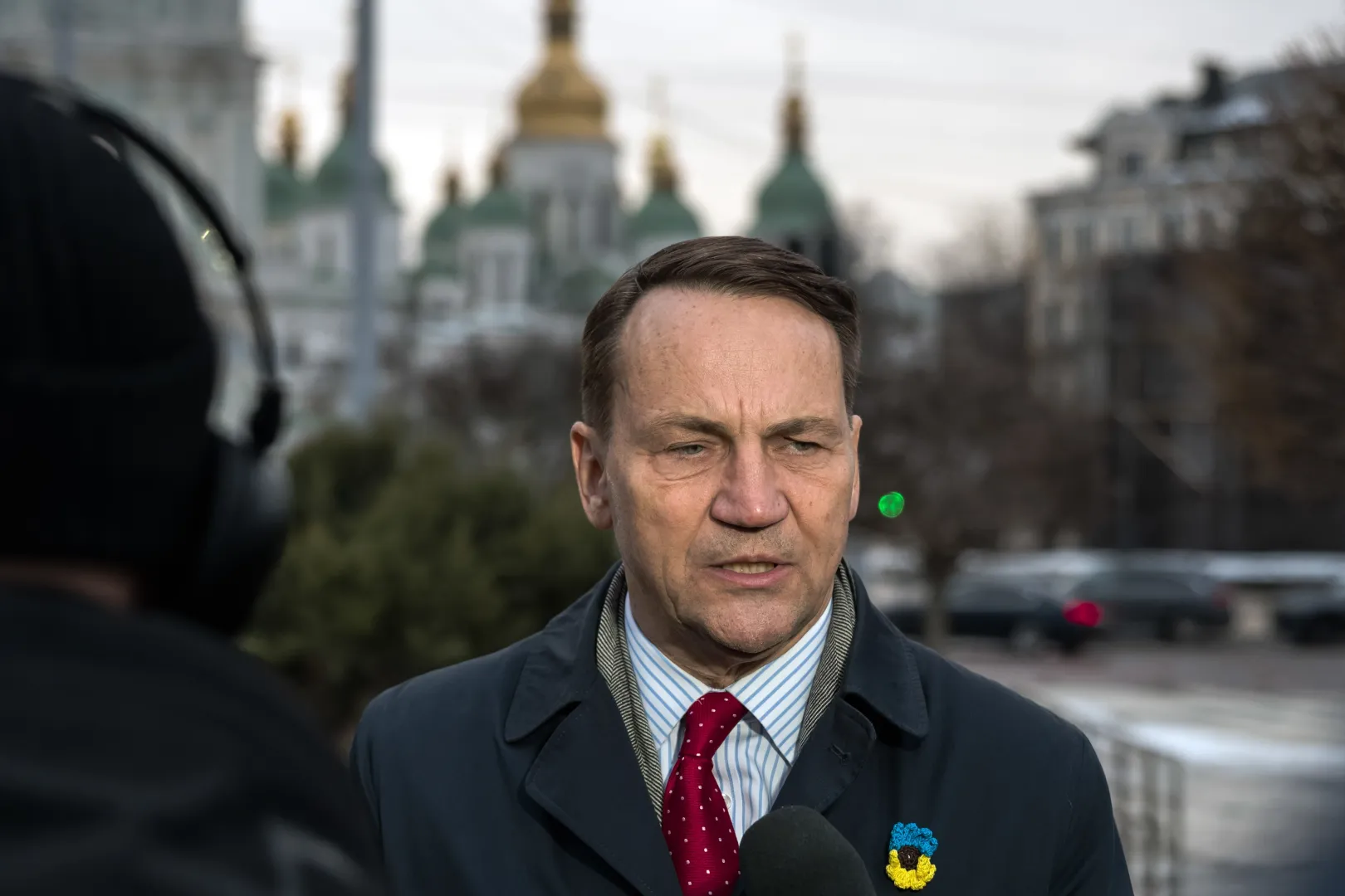 Minister spraw zagranicznych RP Radosław Sikorski podczas rozmowy z dziennikarzami w Kijowie, fot. PAP/Vladyslav Musiienko