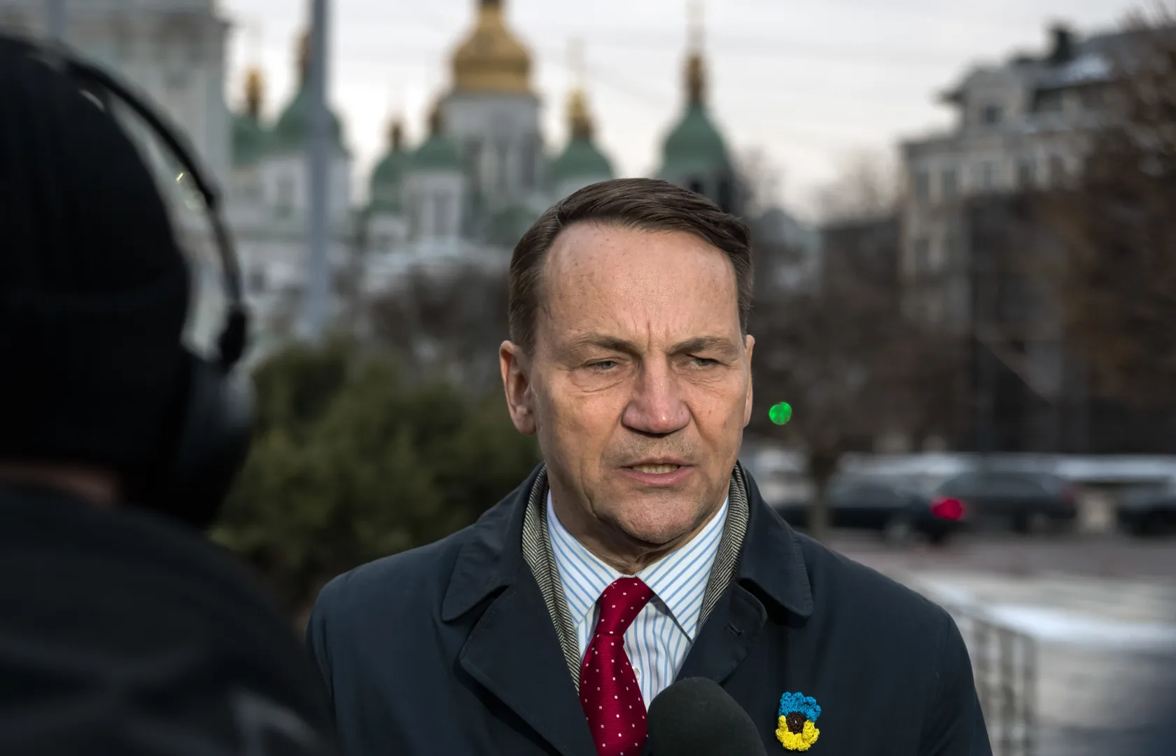 Minister spraw zagranicznych RP Radosław Sikorski podczas rozmowy z dziennikarzami w Kijowie. Fot. PAP/Vladyslav Musiienko