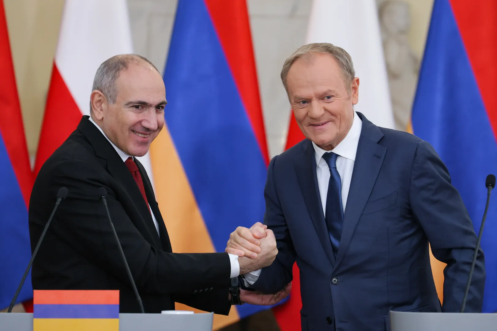 Nikol Paszynian i Donald Tusk. Fot. PAP/	Paweł Supernak