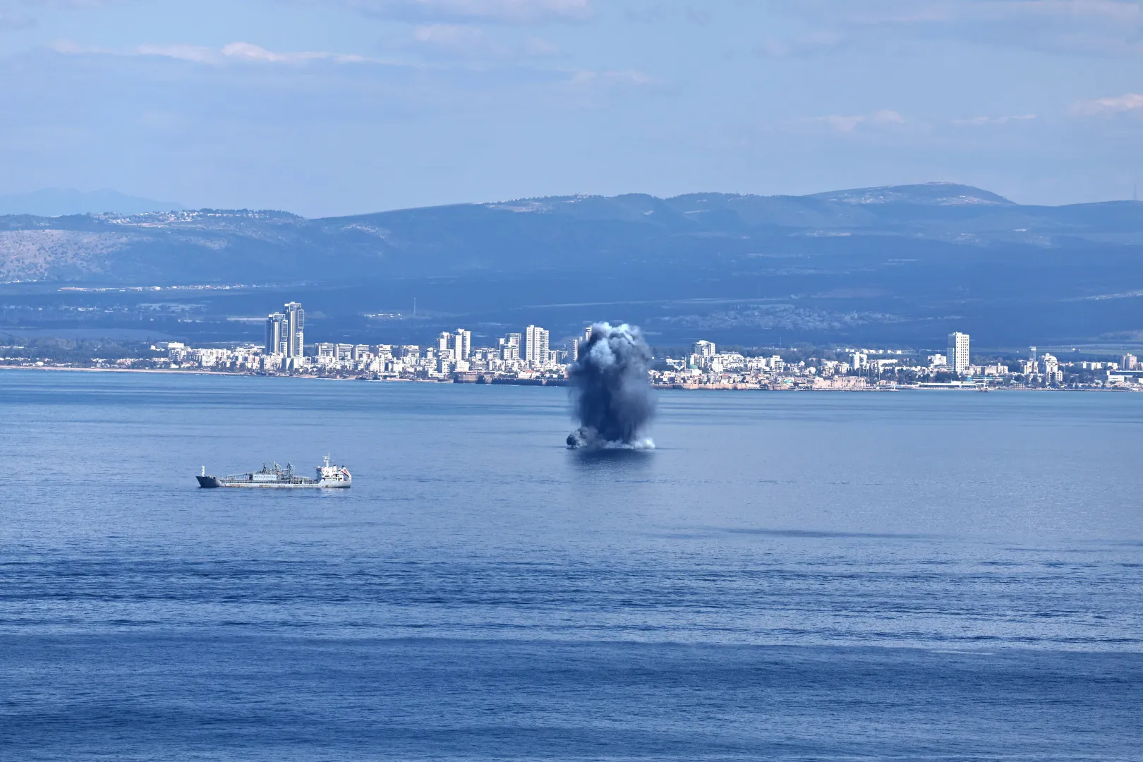 Падіння ракети в Середземному морі біля міста Хайфа в Ізраїлі. Фотоілюстрація. Fot. PAP/EPA/ATEF SAFADI  