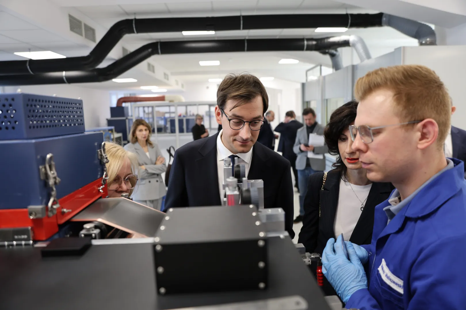 Centrum Łukasiewicz - dr Hubert Cichocki prezes Centrum Łukasiewicz w hali z linią pilotażową do prototypowania ogniw Łukasiewicz – IMN o. w Poznaniu, dyrektor Łukasiewicz – IMN dr inż.jpg