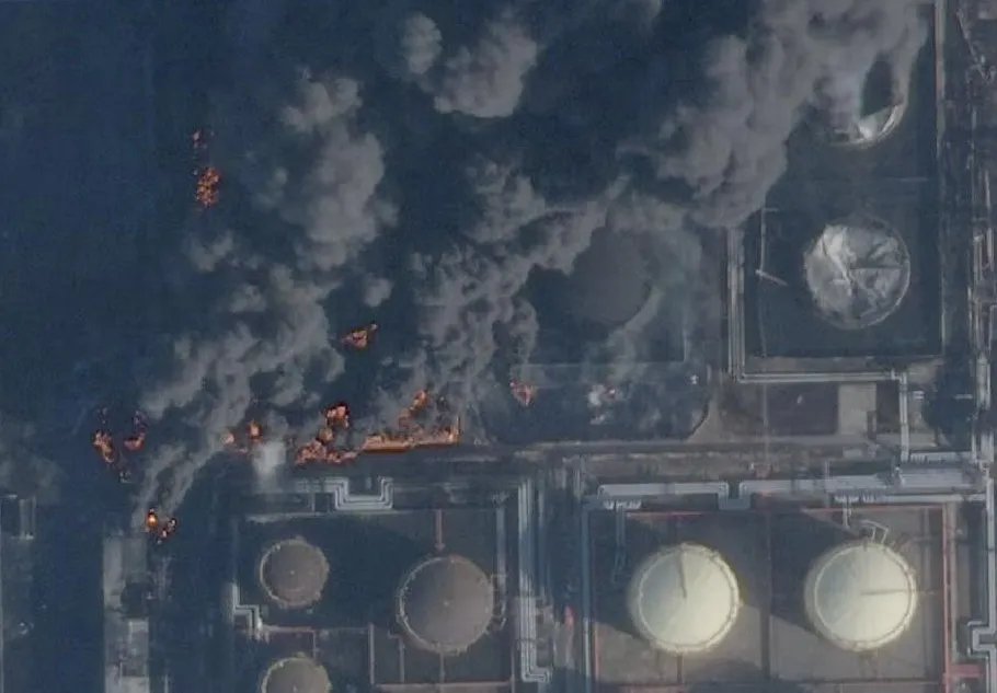 Пожар на нефтехранилище в Усть-Луге. Fot. X@nexta_tv