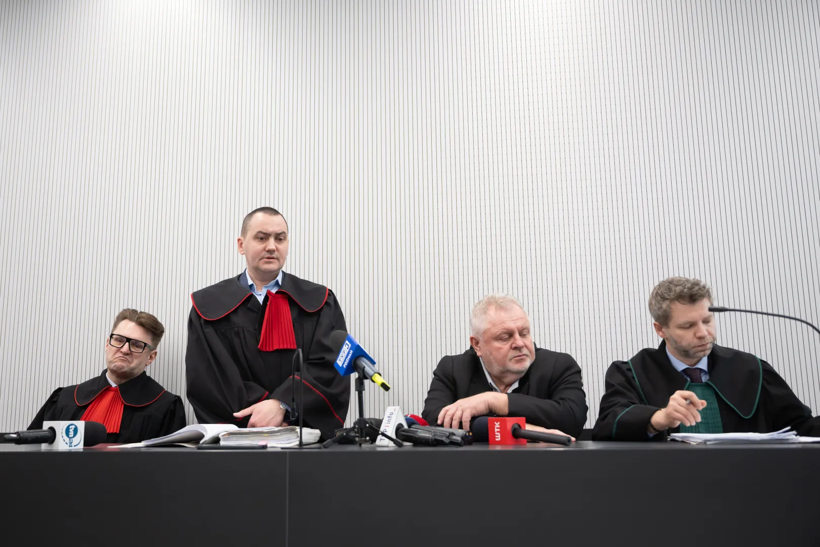 Oskarżyciel posiłkowy, ojciec Ewy Tylman, Andrzej Tylman (2P), prokuratorzy Jacek Szymanowski (2L) i Łukasz Wawrzyniak (L) oraz mec. Konrad Kunik (P) na sali rozpraw Sądu Apelacyjnego w Poznaniu. Fot. PAP/Jakub Kaczmarczyk