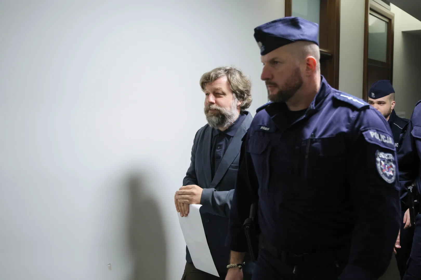 Rosyjski archeolog i antykolog Aleksandr Butiagin doprowadzany na salę rozpraw w Sądzie Okręgowym w Warszawie. Fot. PAP/Rafał Guz