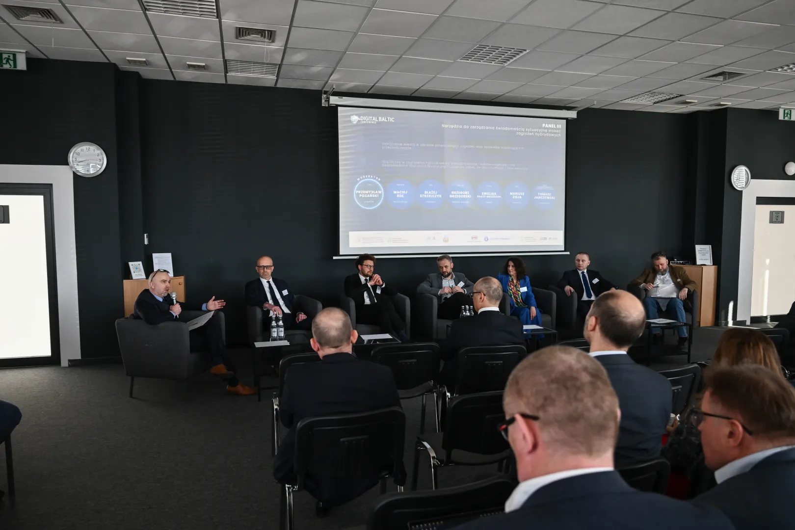 Od lewej: moderator Przemysław Pozański, prezes Enamor Maciej Rek, kierownik Działu Fact-checkingu Polskiej Agencji Prasowej Błażej Strzelczyk, product manager platformy aukcyjnej TeO GPW DAI Grzegorz Grzegorski, Ewelina Kaatz-Drzeżdżon z Polskiej Agencji Kosmicznej, prof. ITWL Mariusz Zieja i zastępca Dyrektora MCC AMW Tomasz Janczewski. Fot. PAP/Marcin Gadomski